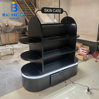 Îlot de présentation de produits de soin de la peau pour la vente au détail avec éclairage LED, vitrine cosmétique en arc robuste et écologique, personnalisable avec serrure pour magasin