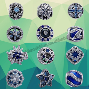 Pulsera Infantil Panjiadora de Plata de Ley 925 con Circonitas, Bañada en Platino, Serie Clásica Azul, con Dijes de Estrella, Luna y Copo de Nieve - Product Image 1