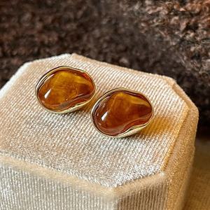 Boucles d'oreilles clous vintage pour femme, plaquées or, géométriques, en résine ambrée, simples, petites, style français, avec pierre marron et cristal - Product Image 5