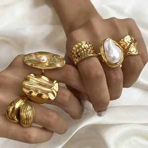 Bagues Chunky de Luxe en Acier Inoxydable Plaqué Or 18K avec Grande Perle Baroque Texturée Irrégulière - Product Image 6