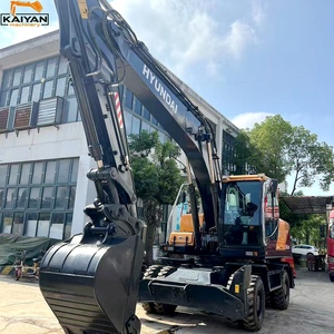 Excavatrice sur pneus Hyundai, machine de terrassement hydraulique noire, équipement de construction - Product Image 1