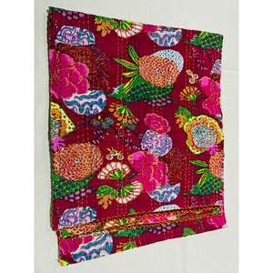 Cubrecama Kantha de algodón estampado a mano que ofrece elementos visuales tradicionales y un tacto suave, ideal para noches acogedoras. - Product Image 1