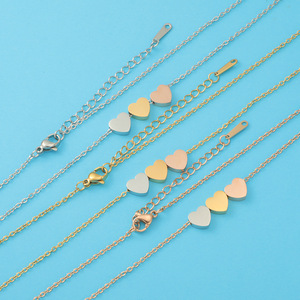 Collar con colgante de Tres corazones de acero inoxidable sin decoloración a la moda, collar impermeable con abalorio de corazón chapado en oro de 18 quilates para hermana amiga - Product Image 6