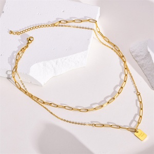 Nuevo Collar de Moda Chapado en Oro PVD de 18k con Amuleto de Buena Suerte Cuadrado - Product Image 4