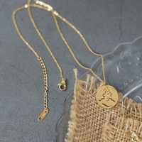 Collier pendentif rond en acier inoxydable plaqué or 18 carats, motif visage abstrait peint à la main, pour femme, vente en gros