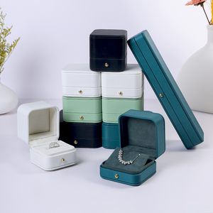Le fournisseur propose des boîtes à bijoux de luxe personnalisées avec logo, en plastique PU, certifiées écologiques, pour colliers et bagues. Fabricant de boîtes à bijoux. - Product Image 3