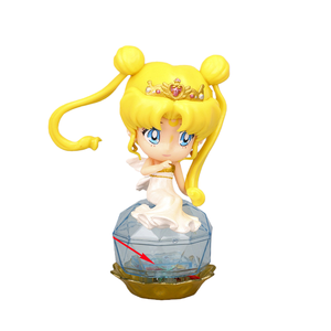 Figurine mignonne de <span class=keywords><strong>Sailor</strong></span> <span class=keywords><strong>Moon</strong></span> Usagi Tsukino, style Q, jaune, double queue de cheval, couronne, robe blanche, petites ailes, base lumineuse, cadeau de bureau - Product Image 1