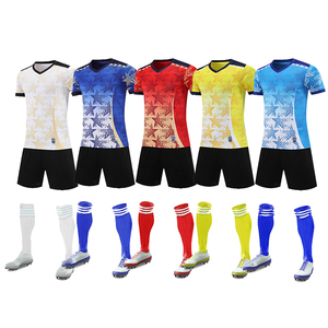 Maillots de football personnalisés en gros 100% polyester respirant à séchage rapide antibactérien col en V manches courtes nom d'équipe et marque personnalisés - Product Image 1