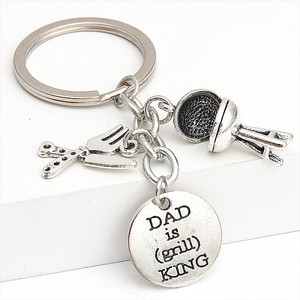 1 ud. Llavero con dijes de cuchillo, tenedor y silla, con la inscripción 'DAD IS (grill) KING', <span class=keywords><strong>Regalo</strong></span> para el Día del Padre - Product Image 2