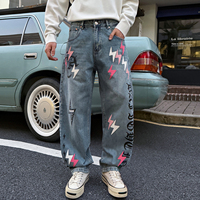 Vêtements pour hommes : Jeans déchirés à jambe large avec impression sANSKRIT et empiècements en cuir effet éclair – Collection Automne Hiver Streetwear