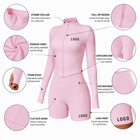 Ensemble de yoga athleisure OEM personnalisé avec logo, comprenant un crop top zippé à manches longues coupe ajustée et un short cycliste taille haute, idéal pour le sport et les loisirs.