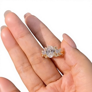 แหวนหมั้นเพชรทรงรีทองคำ 14K ดีไซน์เนอร์ พร้อมเพชรด้านข้าง สไตล์คลาสสิก - Product Image 1
