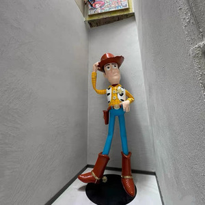 Personalizzato in fibra di vetro sceriffo in resina legnosa artigianato giocattolo rosso statua ispirata al film per <span class=keywords><strong>la</strong></span> decorazione della casa e del giardino - Product Image 2