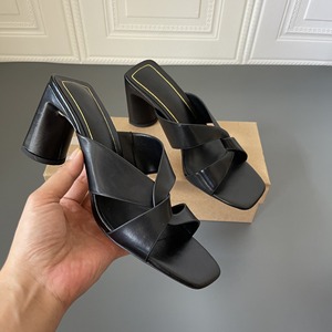 Nouvelles sandales décontractées marron à talon carré pour femme - Style minimaliste à bout carré, ouvertes, à porter en extérieur, à talon haut - Product Image 4