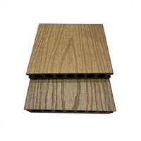 Plancher de terrasse en composite bois-plastique (WPC) creux, co-extrusion européenne, étanche, antidérapant, à emboîtement, pour usage extérieur, avec motif en relief.