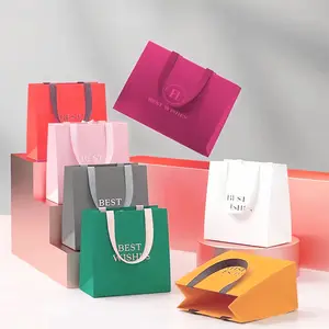 Toptan özel baskılı Logo lüks hediye kağıdı çanta perakende butik alışveriş kağıt torbalar kendi logosu ile