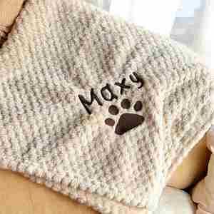 Manta de Franela Personalizada con Nombre y Logotipo Bordado para Perros y Gatos, para Todas las Estaciones, Regalos para Amantes de Mascotas - Product Image 3
