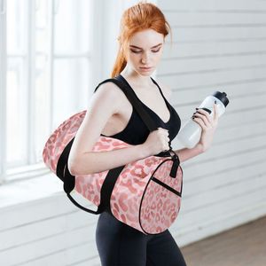 Sac de sport pliable en toile imperméable avec logo personnalisé, sac de voyage pour filles, sac de sport à imprimé léopard avec bandoulière - Product Image 5