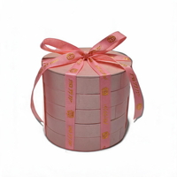 Nouvelle boîte à gâteau rigide en carton recyclé rose coloré, avec finition brillante ou mate, vernis sélectif UV et fermeture magnétique, idéale pour les cadeaux et la présentation florale.