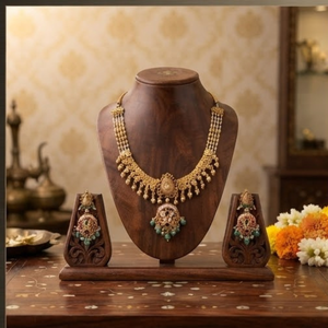Conjunto de Joyería Tradicional de Perlas Doradas, Collar y Aretes con Piedras Verdes y Rojas para Novias, Bodas y Eventos Festivos - Product Image 1