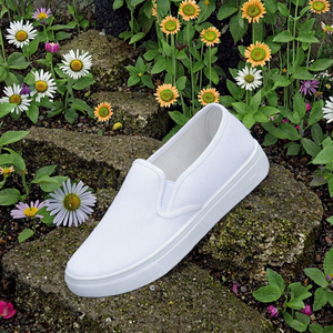 أحذية نسائية بيضاء خفيفة الوزن مسطحة ومريحة وقابلة للتنفس للارتداء اليومي، أحذية جميلة غير زلقة من القماش القديم سهلة الارتداء بنعل مطاطي - Product Image 3