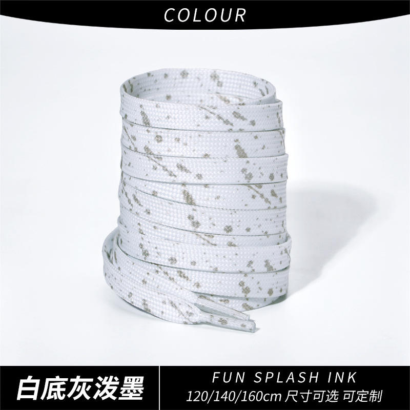 Encre splash grise sur fond blanc