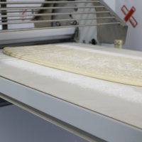 Laminoir automatique PLC Servo avec pliage automatique et saupoudrage de farine pour pâte feuilletée, idéal pour la production de croissants en boulangerie
