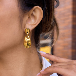 Boucles d'oreilles pendantes ovales géométriques en acier inoxydable plaqué or 18 carats, bijoux à porter au quotidien - Product Image 3