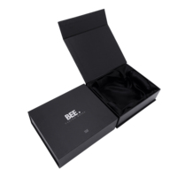 Caja de regalo magnética de lujo, Asa de cinta de embalaje, logotipo personalizado plegable, papel de cartón rígido duro, inserto de ropa negro y rosa