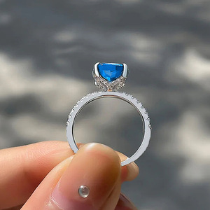 Anello di Fidanzamento a Quattro Punte con Zirconi, Elegante Gioiello Geometrico alla Moda per Matrimonio - Product Image 1