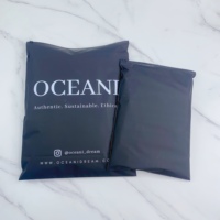Sacs à fermeture éclair recyclables noirs mats personnalisés avec un design blanc imprimé en soie - Emballage durable pour chaussures et vêtements