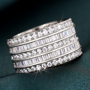 Anello a Fascia con Cinque File di Cristalli per Donne, Anello Largo alla Moda, Accessorio per Uso Quotidiano e Feste - Product Image 3