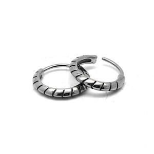 Aretes Huggie yunnique de Acero de Titanio, Unisex, Diseño Geométrico para Uso Diario, Otoño 2024, Hechos en Guangzhou - Product Image 5
