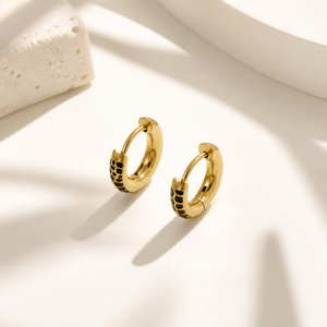 Boucles d'oreilles créoles Huggie en émail, en acier inoxydable plaqué or 14K sous vide, petites boucles d'oreilles créoles à charnière - Product Image 1