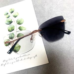 Lunettes Femme 2026 Anti-Lumière Bleue Optiques en Métal Doré, Monture Irrégulière Œil de Chat Sans Cadre, Photochromiques Anti-Reflet - Product Image 6