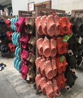 Présentoir polyvalent en bois et métal Ray Custom Eco-Friendly pour tongs, sandales et pantoufles, idéal pour les magasins de détail et les boutiques de plage