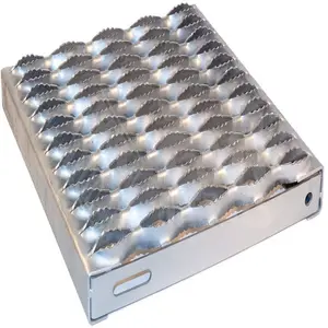 La piastra in acciaio perforato del battistrada della scala in metallo viene utilizzata per la piastra di base della scala della pavimentazione in alluminio