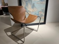 Fauteuil lounge de luxe en acier inoxydable et cuir véritable, design intemporel, style moderne du milieu du siècle, cadre métallique, choix n°1 pour les maisons de prestige