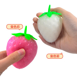 Nouveauté 2024 : Jouet anti-stress et décompression en forme de fraise à couleurs changeantes pour garçons et filles de 5 à 7 ans – Vente en gros TikTok - Product Image 2