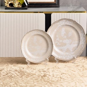 Assiette en céramique écologique à bord festonné, motif floral vintage sur porcelaine, vaisselle moderne de 8 et 10 pouces - Product Image 1