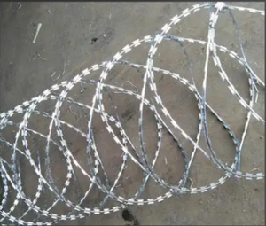 <span class=keywords><strong>Alambre</strong></span> de púas de acero inoxidable galvanizado en caliente, modelo personalizable, <span class=keywords><strong>alambre</strong></span> de cuchilla tipo concertina para valla de seguridad antiescalada - Product Image 3