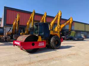Rouleau vibratoire à tambour unique Dynapac 301D de 12 tonnes de qualité suédoise, certifié CE EPA pour le compactage routier - Product Image 2