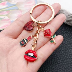 Ensemble de porte-clés personnalisés plaqués or avec breloques lèvres et roses, cadeau de bureau tendance pour femmes, fabrication OEM en petites séries - Product Image 2