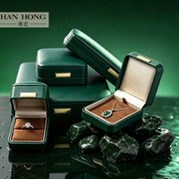 Boîte à bijoux de luxe en cuir PU avec logo personnalisé, surface incurvée aux coins arrondis, étiquette dorée, pour bague, pendentif, bracelet, emballage de bijoux