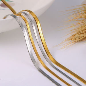 <span class=keywords><strong>Collana</strong></span> a Catena a Maglia a Spina di Pesce Placcata <span class=keywords><strong>Oro</strong></span> e Argento in Acciaio Inossidabile all'Ingrosso, <span class=keywords><strong>Collana</strong></span> a Catena <span class=keywords><strong>Piatta</strong></span> a Serpente per Uomo Gioielli da Collo - Product Image 1