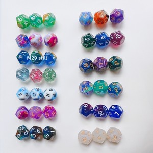 Dado a 12 facce multicolore con simbolo della costellazione, angoli arrotondati, D12, per giochi di lancio e sorteggio fortuna - Product Image 4