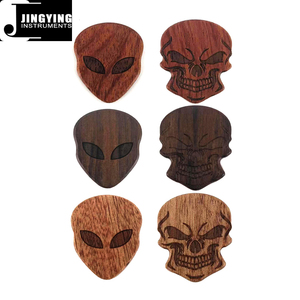 Accesorios de guitarra musical Jingying 2023, púas de guitarra de madera maciza personalizadas Sapelli/palisandro/Púa de guitarra CHACATE PRETO - Product Image 1