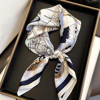 Foulard carré de luxe pour femme, personnalisé avec logo imprimé numériquement, doux pour la peau, en soie 100%
