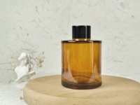 Bouteille de diffuseur de roseau en verre ambré de produit ménager de désodorisant de haute qualité 150ML avec bouteille en verre d'arôme de bouchon noir en aluminium