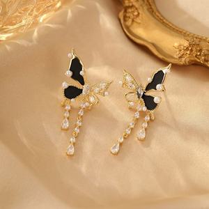 Boucles d'oreilles d'été haut de gamme, style luxe léger, asymétriques, en cuivre plaqué or, avec pendentif papillon en diamant et géométrique - Product Image 6